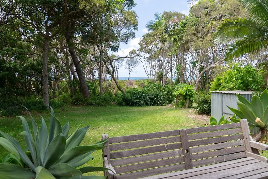 Driftwood On Home Beach - Absolute Beachfront Point Lookout Holiday home