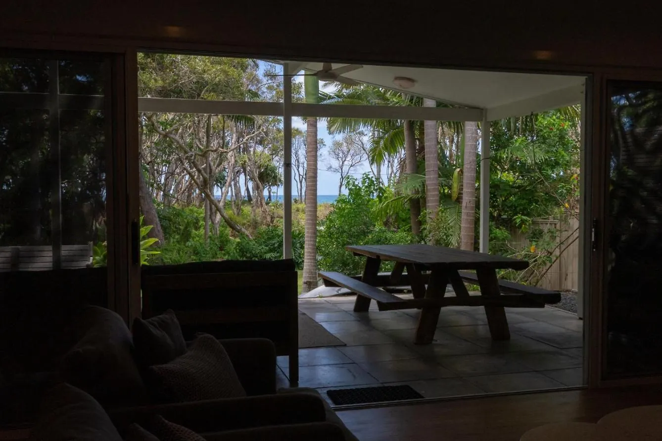 Driftwood On Home Beach - Absolute Beachfront Point Lookout Holiday home